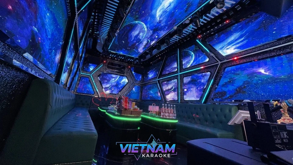 우주 테마 LED 화면으로 꾸며진 룸