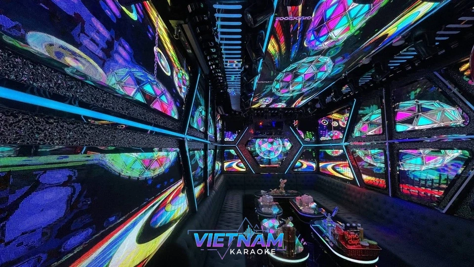 입체적인 패턴의 LED 화면으로 채운 룸