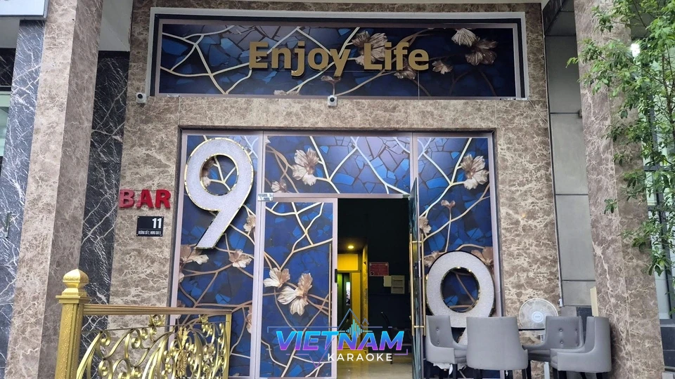 화려한 장식의 가라오케 출입문