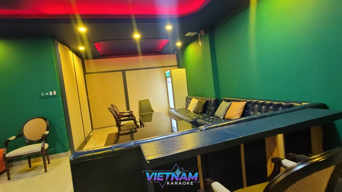 호치민 나인 가라오케 커버 이미지