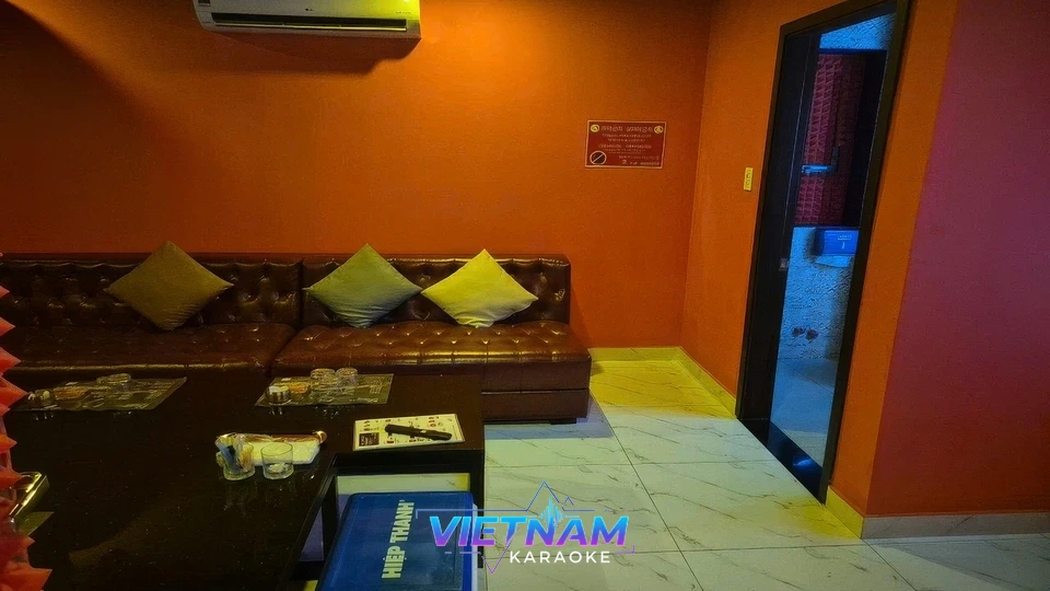 붉은 벽과 가죽 소파가 있는 룸