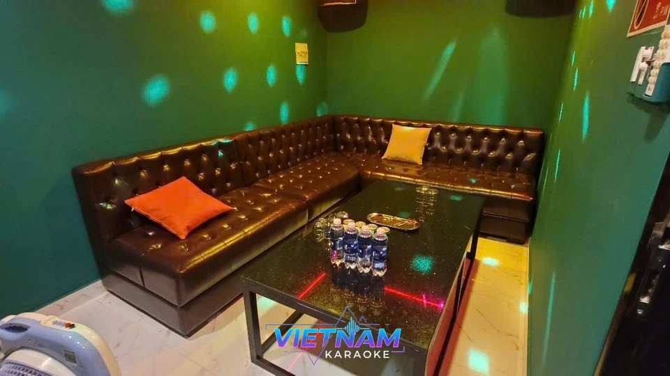 초록 벽면과 소파가 있는 룸 내부