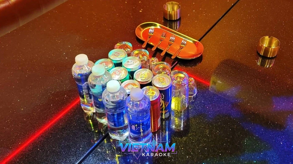 테이블 위에 정렬된 물병과 집기들