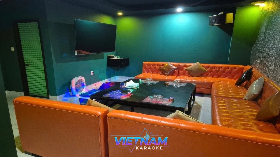 넓은 소파와 TV가 있는 대형 룸