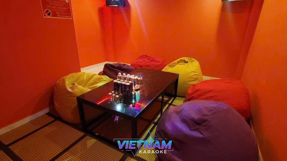 빈백 소파가 놓인 좌식 룸 공간