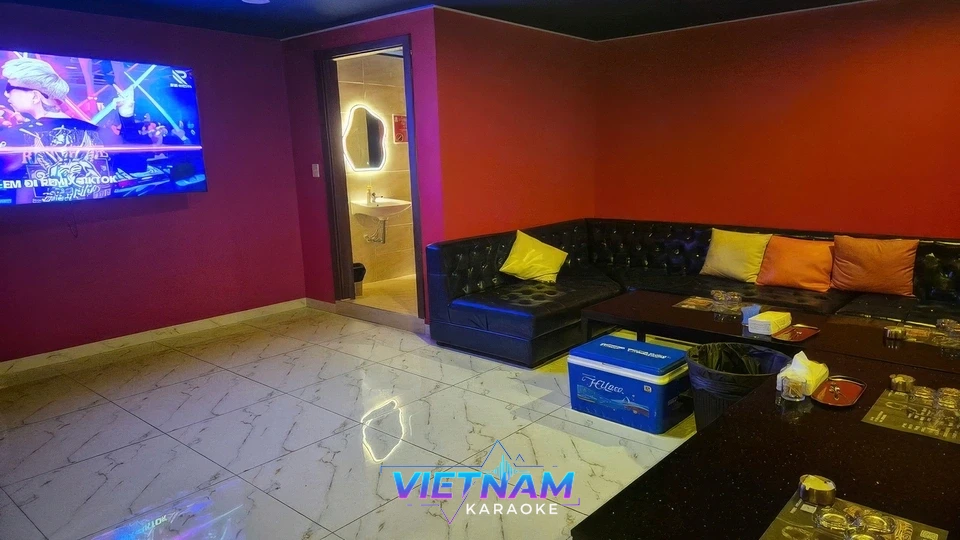 대형 모니터와 소파가 있는 룸