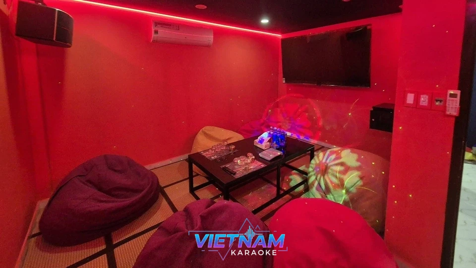 붉은 조명과 빈백이 있는 룸