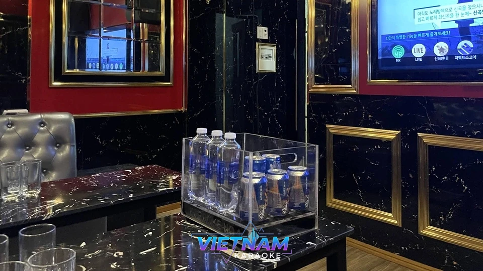 화면이 켜진 가라오케 룸
