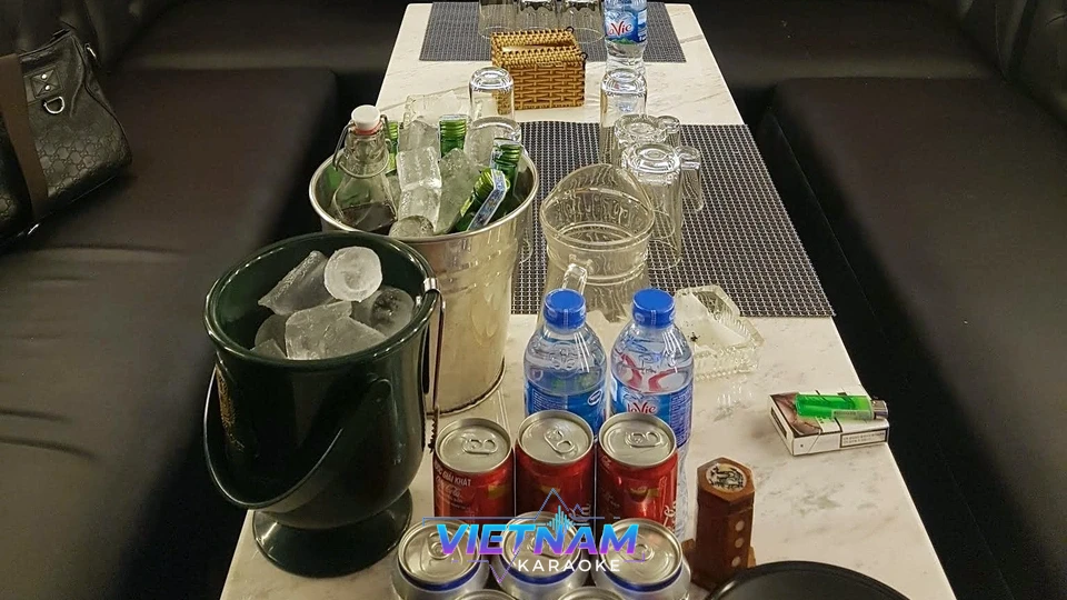 얼음통과 음료가 있는 테이블