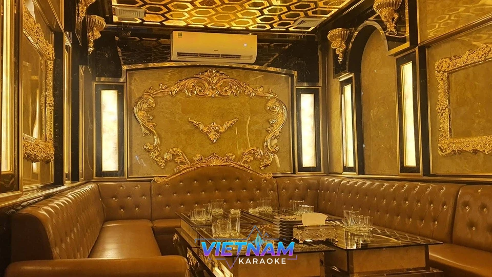 황금빛 장식의 고급 룸