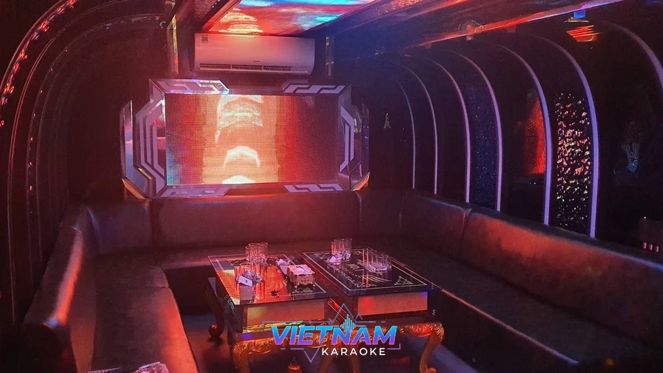 화려한 조명의 터널형 룸