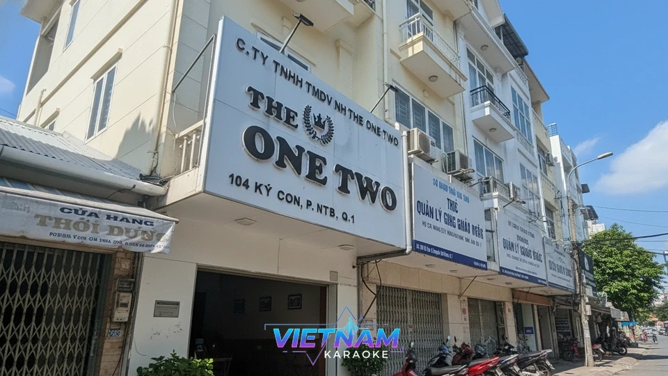 원투 가라오케 건물 주간 전경