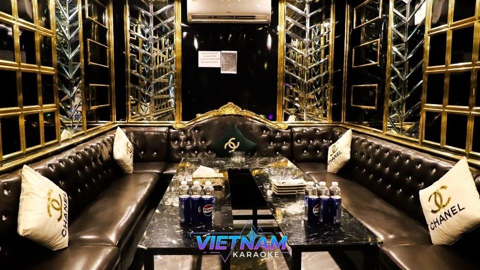 샤넬 쿠션이 있는 블랙 톤 룸