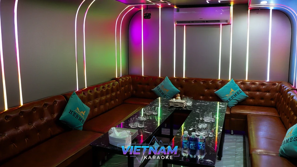 네온 조명 장식의 가라오케 룸