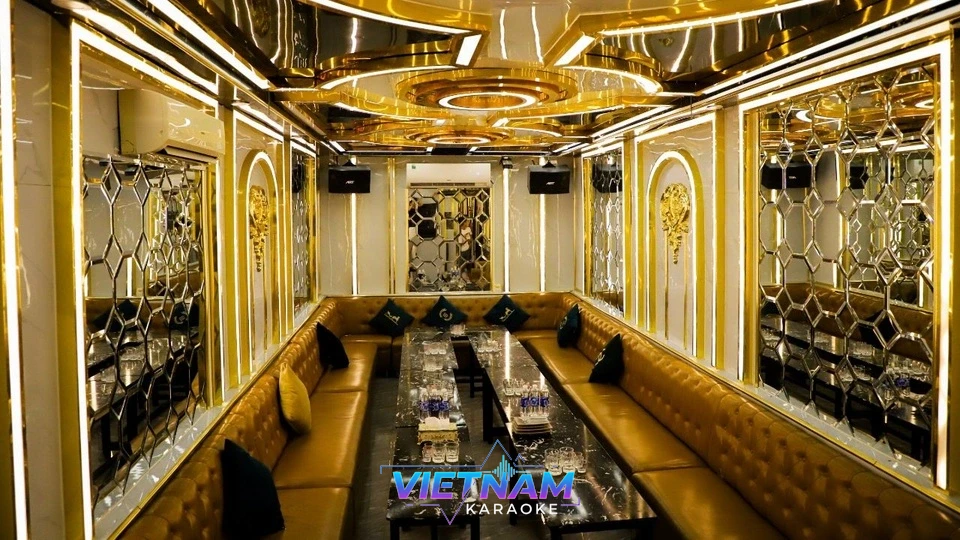 황금빛 거울로 장식된 룸 내부