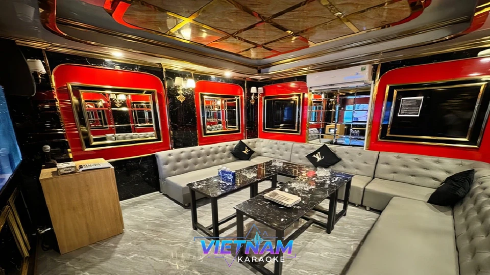 루이비통 쿠션이 있는 넓은 룸