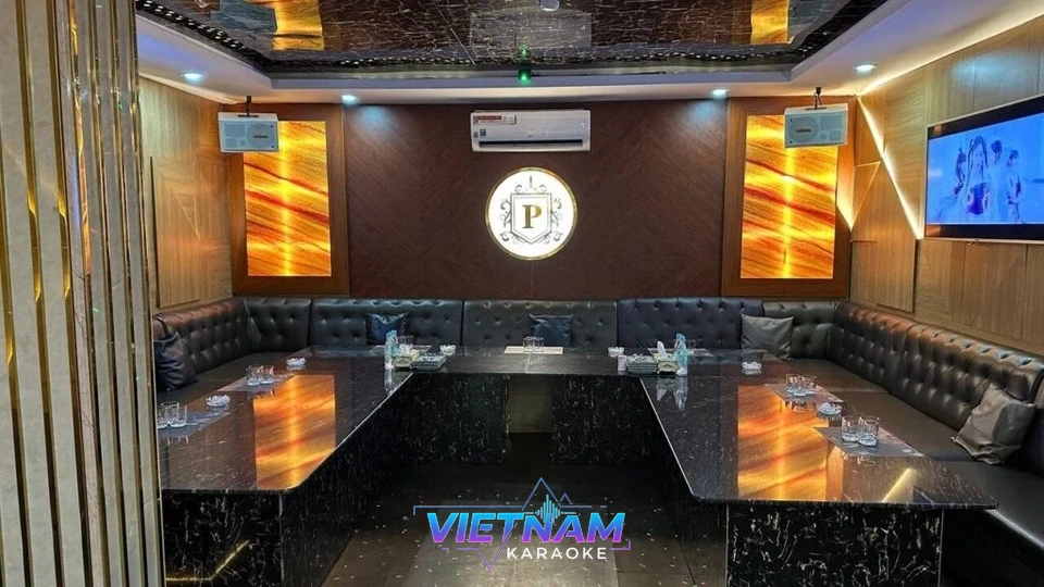 넓은 좌석의 대형 가라오케 룸