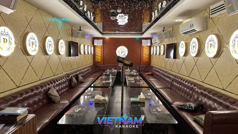 고급스러운 소파의 가라오케 룸