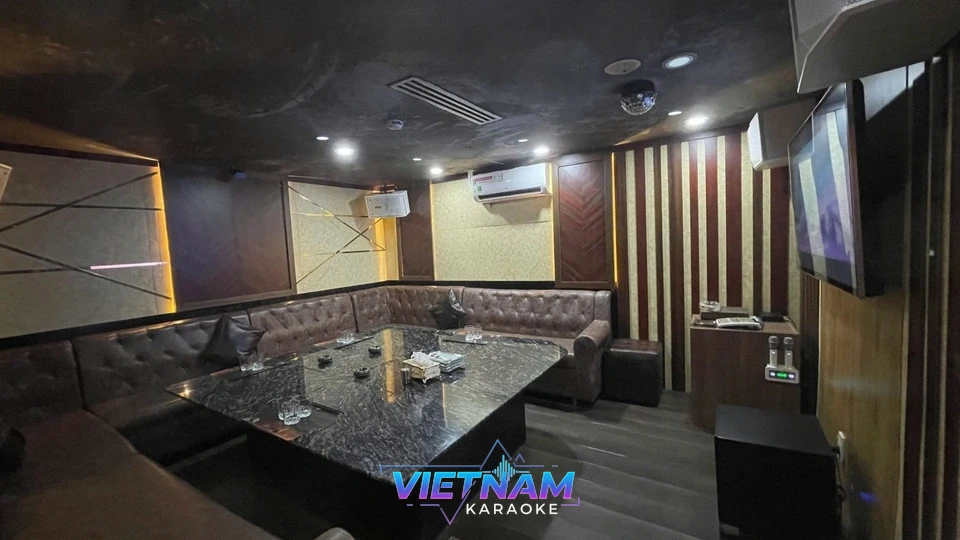 대리석 테이블이 있는 가라오케