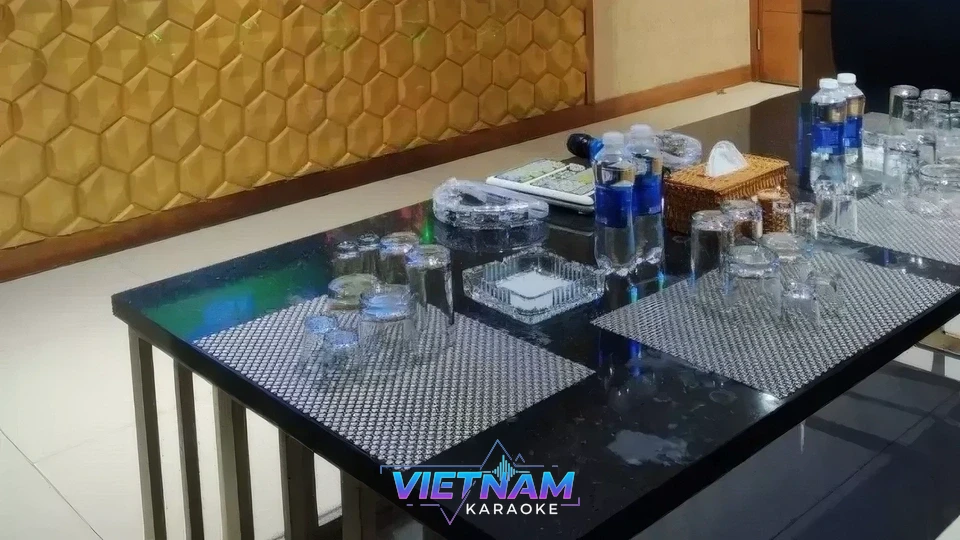 고급 테이블 세팅 물병 준비