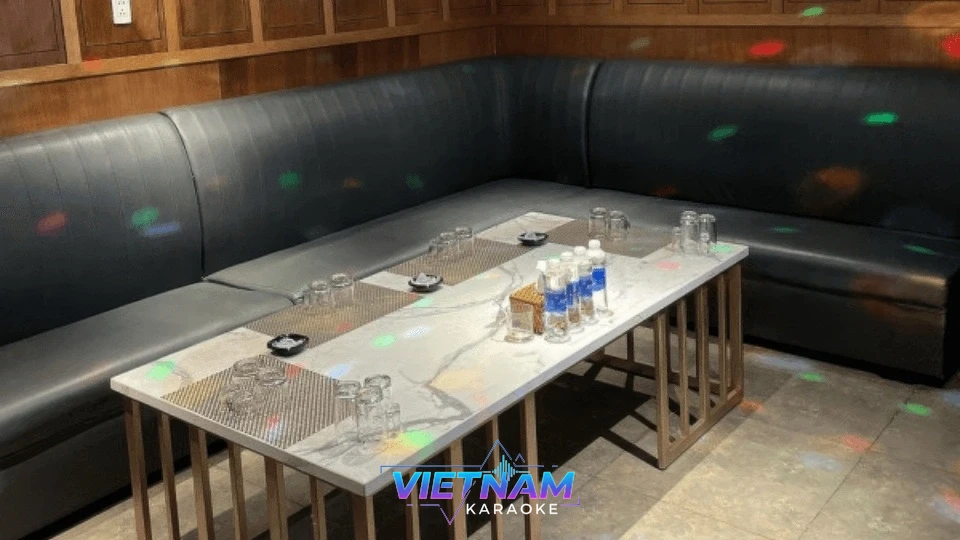 가죽 소파 테이블 컬러 조명