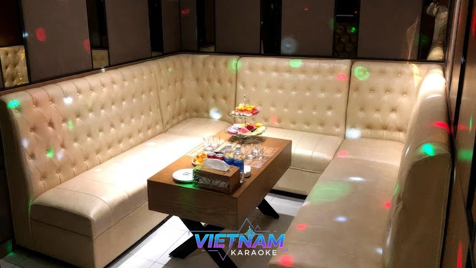 버튼 소파 테이블 스낵 준비