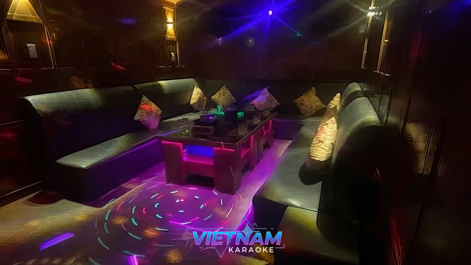 넓은 소파 컬러 조명 분위기