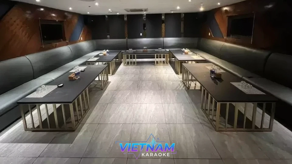 대형 가죽 소파 긴 테이블