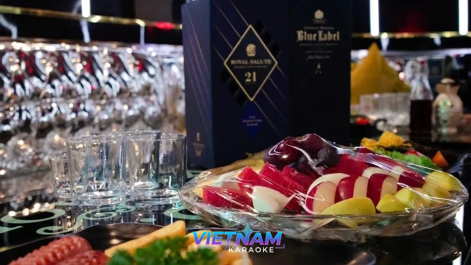 고급 위스키와 과일 안주