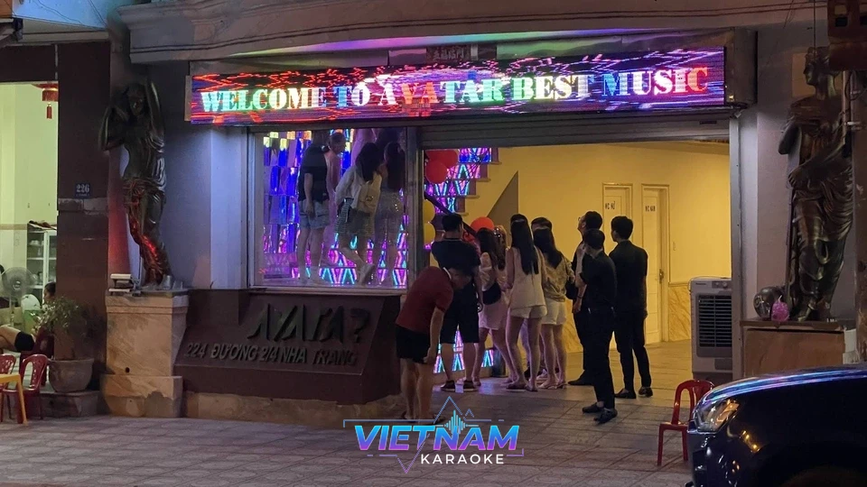 손님들이 들어가는 가라오케 입구