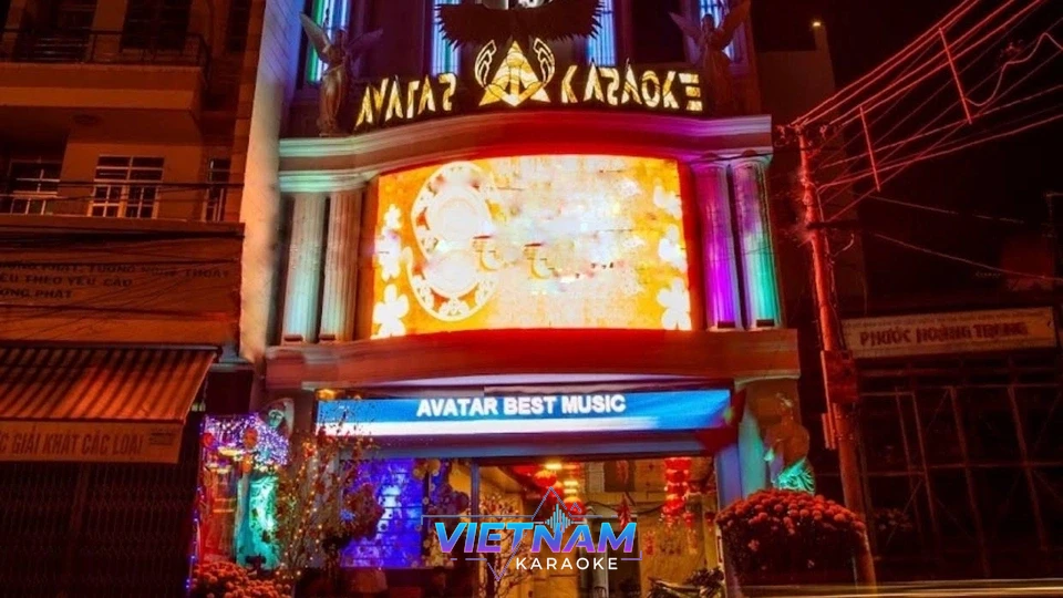 화려한 조명의 가라오케 건물 야경