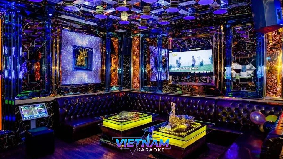 화려한 조명의 가라오케 룸 내부