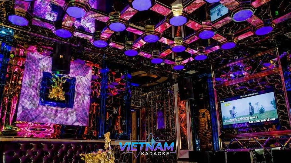 화려한 패턴의 가라오케 천장 조명