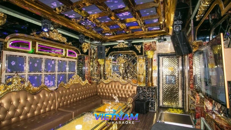 황금색 인테리어의 화려한 가라오케 방