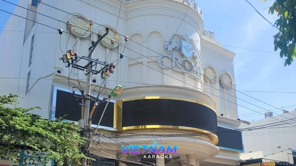화이트 톤의 크라운 가라오케 건물 외관