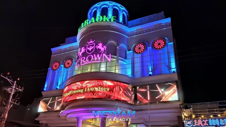 화려한 조명이 켜진 크라운 가라오케 야경