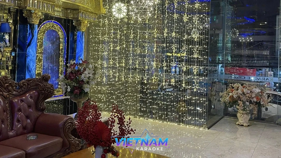 별 모양 조명 장식이 있는 가라오케 대기석