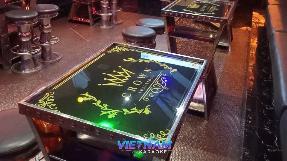 로고가 새겨진 고급스러운 가라오케 테이블