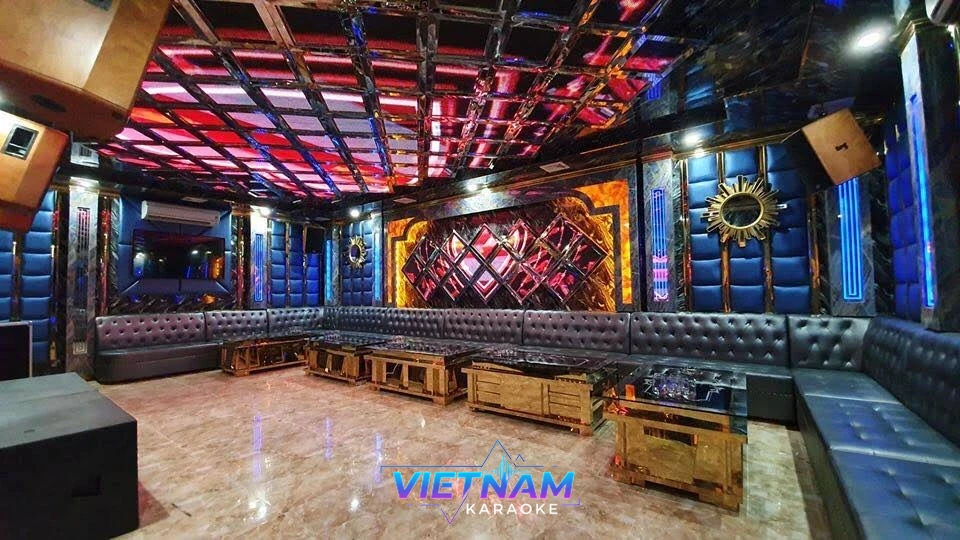 긴 소파와 화려한 천장의 대형 가라오케 룸