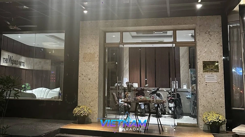 더 월드 호텔 입구와 오토바이