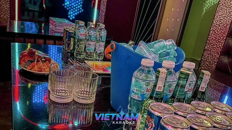 가라오케 테이블의 과일과 음료