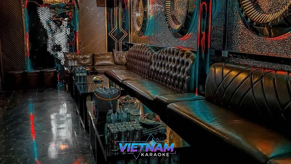 넓은 소파가 있는 가라오케 룸