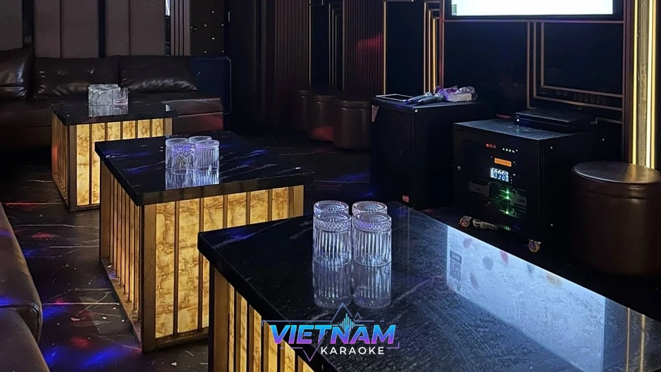 가라오케 반주기와 조명 테이블