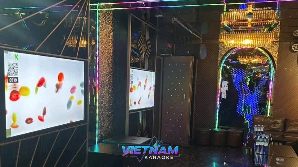 대형 모니터와 화려한 룸 입구