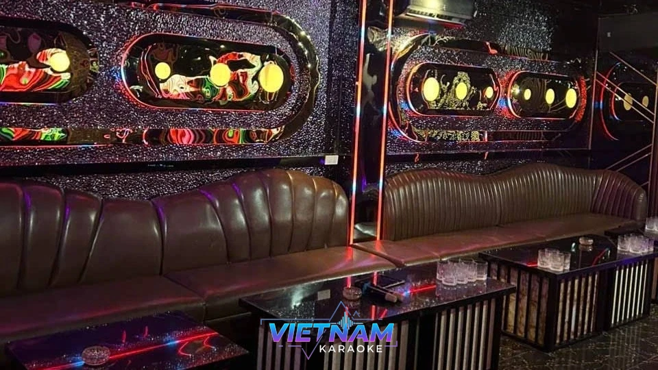 독특한 벽 장식의 가라오케 룸